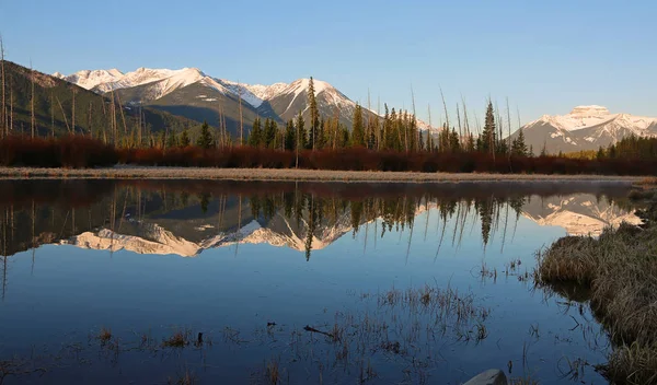 Şafakta sunrise - Vermilion Gölü, Banff National Park, Alberta, Kanada