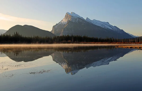 Rundle Ochtend Mist Vermilion Lake Nationaal Park Banff Alberta Canada — Stockfoto