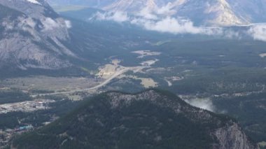 Manzaraya Trans Kanada karayolu - Banff National Park, Alberta, Kanada