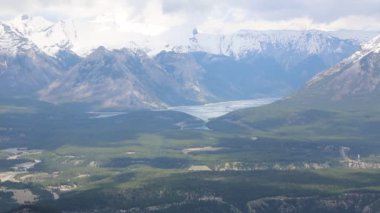 Görünüm Minnewanka Gölü - Banff National Park, Alberta, Kanada