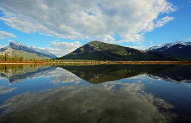 Üç tepeler - Vermilion Gölü - Banff National Park, Alberta, Kanada
