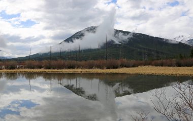 Kükürt dağ ve bulut - Vermilion Gölü - Banff National Park, Alberta, Kanada