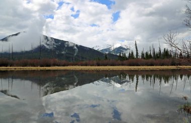 Kükürt dağ ve Sundance tepe Vermilion gölde - Banff National Park, Alberta, Kanada yansıyan