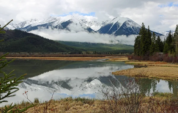 Pico Sundance Árboles Lago Vermilion Parque Nacional Banff Alberta Canadá — Foto de Stock