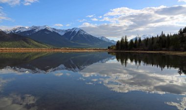Sundance tepe ve ağaçlar - Vermilion Gölü - Banff National park, Alberta, Kanada ile manzara