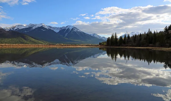 阳光峰和树木的风景 朱米林湖 班夫国家公园 阿尔伯塔省 加拿大 — 图库照片