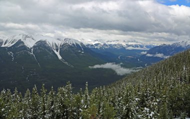 Sundance aralığı ve Vadisi - görüntülemek kükürt dağ Banff National Park, Alberta, Kanada dan