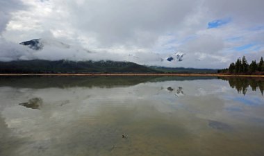 Bulutlar üzerinde Vermilion Gölü - Banff National Park, Alberta, Kanada