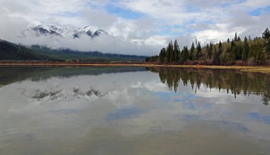 Pastoral Sundance tepe ve ağaçlar - Vermilion Gölü, Banff National Park, Alberta, Kanada