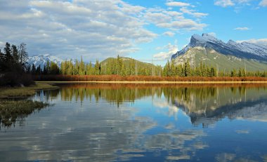 Akşam Vermilion gölde, Banff National Park, Alberta, Kanada geliyor