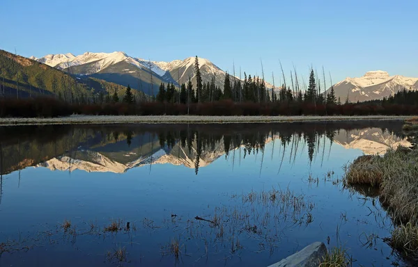 加拿大艾伯塔省班夫国家公园 Vermilion 湖清晨 — 图库照片