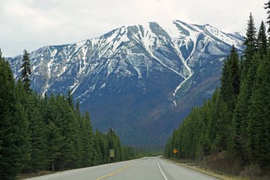 Dağ ve yol - Kootenay Ulusal Parkı, British Columbia, Kanada