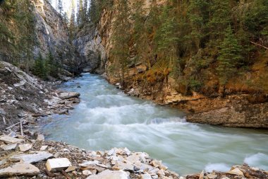 Manzara Içinde Johnston Canyon, Banff Ulusal Parkı, Alberta, Kanada