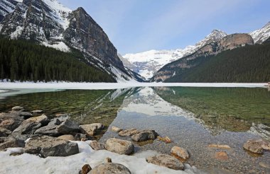 Lake Louise - Banff National Park, Alberta, Kanada içinde yansıma