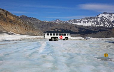 Athabasca Glacier üzerinde buzul araç - Jasper Ulusal Parkı, Alberta, Kanada
