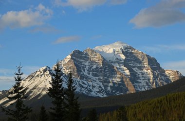 Gün doğumunda Mt Tapınağı - Alberta, Kanada