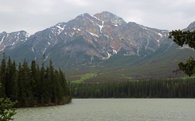 Piramit Dağı - Jasper Ulusal Parkı, Alberta, Kanada