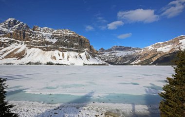 Frozen Bow Lake - Banff Ulusal Parkı, Alberta, Kanada