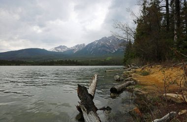 Piramit Gölü kıyısı - Jasper Ulusal Parkı, Alberta, Kanada