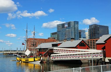 Boston, Massachusetts limanında sarı tekne