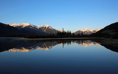 Gün doğumu yansıması - Banff Ulusal Parkı, Alberta, Kanada