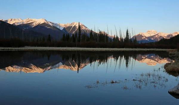 Wschód Słońca Nad Jeziorem Vermilion Banff National Park Alberta Kanada — Zdjęcie stockowe