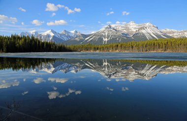 Herbert Gölü Üzerindeki Niblock Mt - Banff Ulusal Parkı, Alberta, Kanada