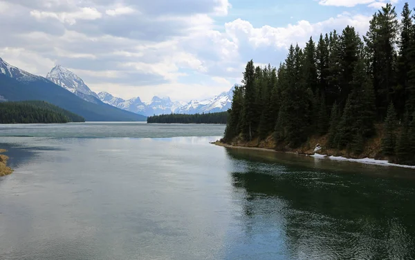 Otwarcie Maligne Lake Park Narodowy Jasper Alberta Kanada — Zdjęcie stockowe