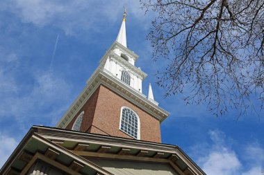 Mavi gökyüzünde kule - Memorial Kilisesi - Harvard Üniversitesi, Cambridge, Massachusetts