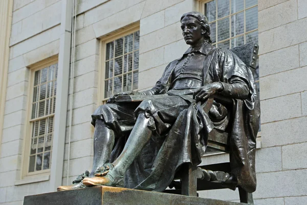 John Harvard heykeli - Harvard Yard, Cambridge, Massachusetts