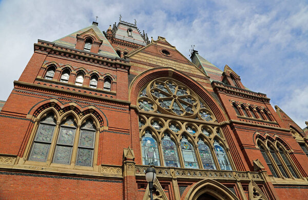 Готический фасад Мамориал Холла - Гарвардский университет, Кембридж, Массачусетс
