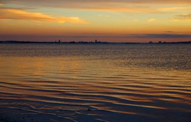 Gökyüzü renkleri suya yansıyan-Dunedin, Florida
