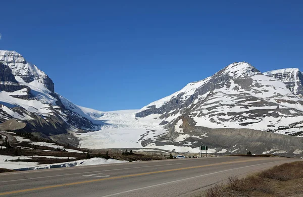 冰场公园路和阿萨巴斯卡冰川 贾斯珀国家公园 阿尔伯塔省 加拿大 — 图库照片