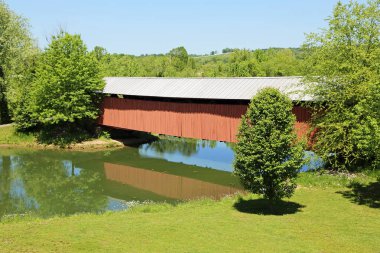 Çamur Nehri Kaplı Köprü ile yeşil manzara - Milton, Batı Virginia