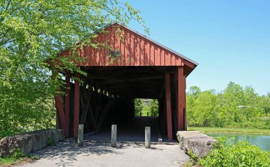 Milton Covered Bridge -Mud River Covered Bridge - Milton, Batı Virjinya'da ön görünüm