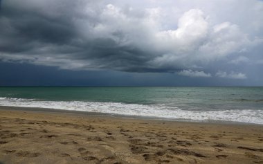 Bulutlar ve plaj - Jensen Beach - Hutchinson Adası, Florida
