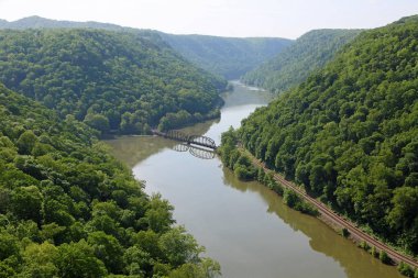 Yeni Nehir ve demiryolu köprüsü - Hawks Nest State Park, Batı Virjinya
