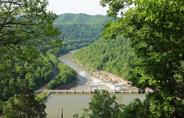 Hawks ağaçlar arasında baraj yuva - Hawks Nest State Park, Batı Virginia