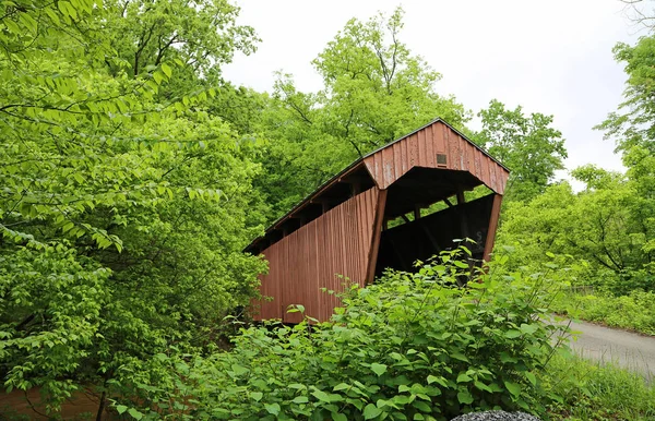 Fletcher Überdachte Brücke Und Die Straße West Virginia — Stockfoto