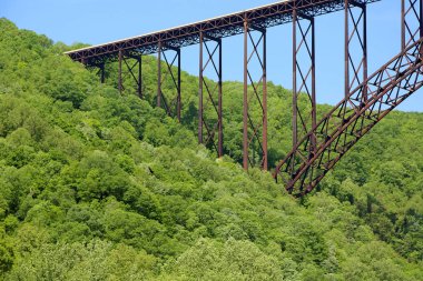 New River Gorge Köprüsü'nün batı tarafı - Batı Virjinya