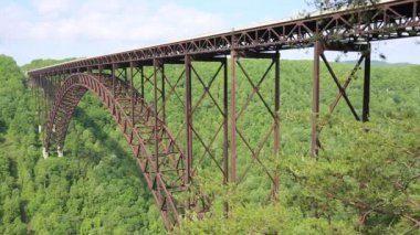 Batı Virginia 'daki New River Gorge Köprüsü' nün yan görüntüsü