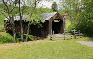 Çitin arkasındaki Locust Creek Kapalı Köprüsü - Batı Virginia