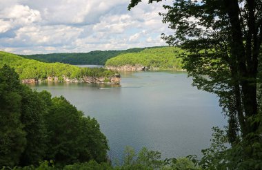 Kayalıklar arasında akan tekne - Summersville Gölü, Batı Virginia