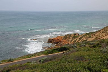Uçurumdaki tarihi takviye - Point Nepean Ulusal Parkı, Victoria, Avustralya