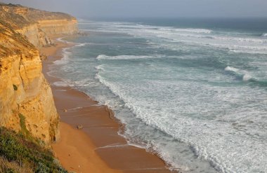 Altın uçurum ve günbatımında sahil Gibson Steps plajı Port Campbell Ulusal Parkı, Victoria, Avustralya