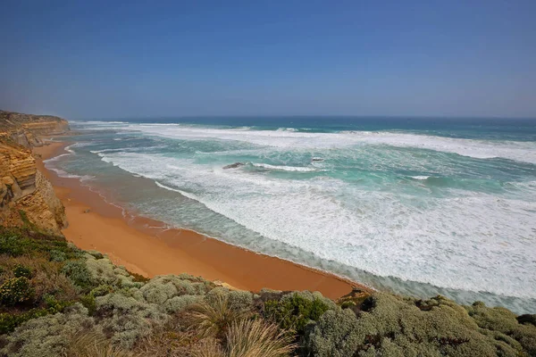 崖の上に立つ ギブソン ステップ ビーチ ビクトリア州 オーストラリア — ストック写真