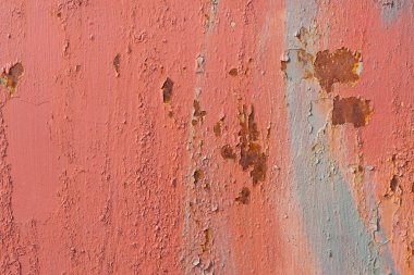 Soluk kırmızı aşınmış boya, gri fırça darbesi ve paslı soyulmuş noktalar ile metal doku arka plan 