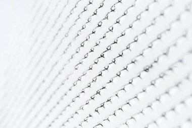 Sıva mesh çit karla kaplı. Beyaz arka plan dokusu