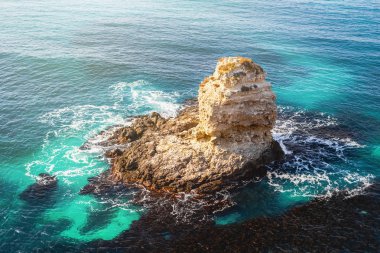 Sığ kıyı turkuaz denizde büyük kireçtaşı rock. Tarkhankut Yarımadası, Crimea