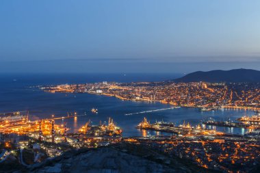 Panoramik Novorossiysk şehir ve Tsemess Bay. Rusya'nın Karadeniz sahilinde büyük bağlantı noktası gece cityscape